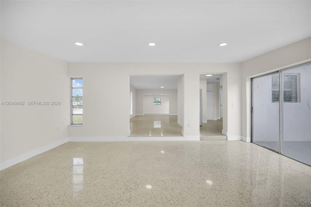 1380 W 60th Ter , Hialeah, FL 33012 Photo