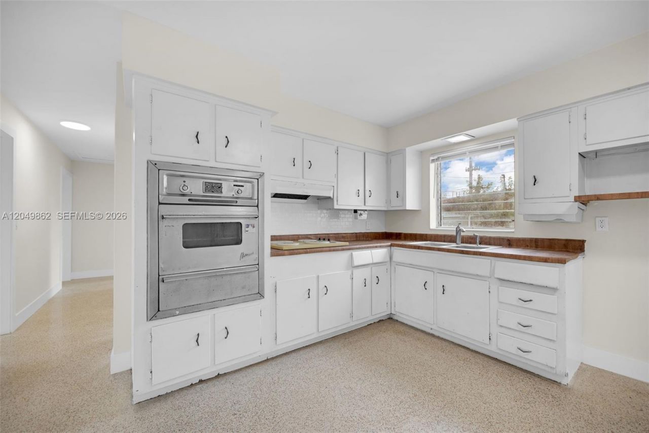 1380 W 60th Ter , Hialeah, FL 33012 Photo