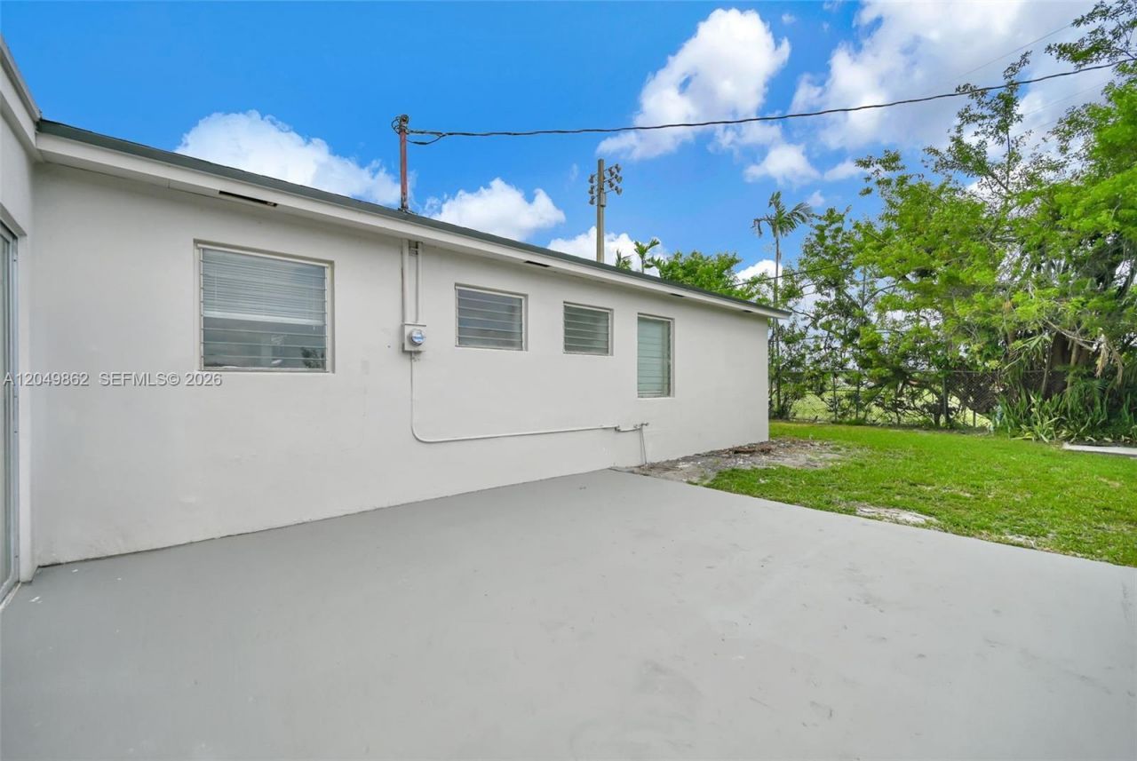 1380 W 60th Ter , Hialeah, FL 33012 Photo