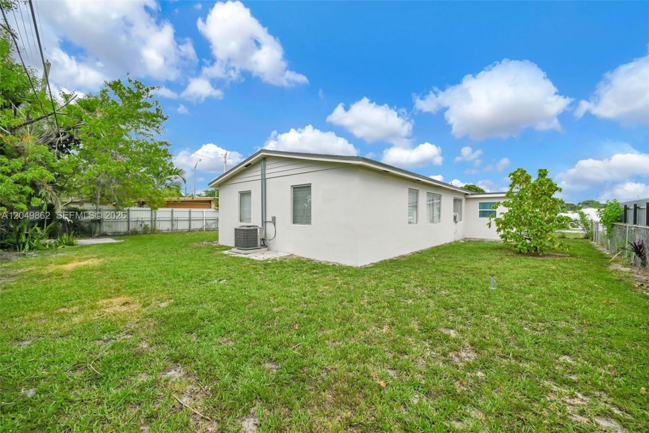 1380 W 60th Ter , Hialeah, FL 33012 Photo