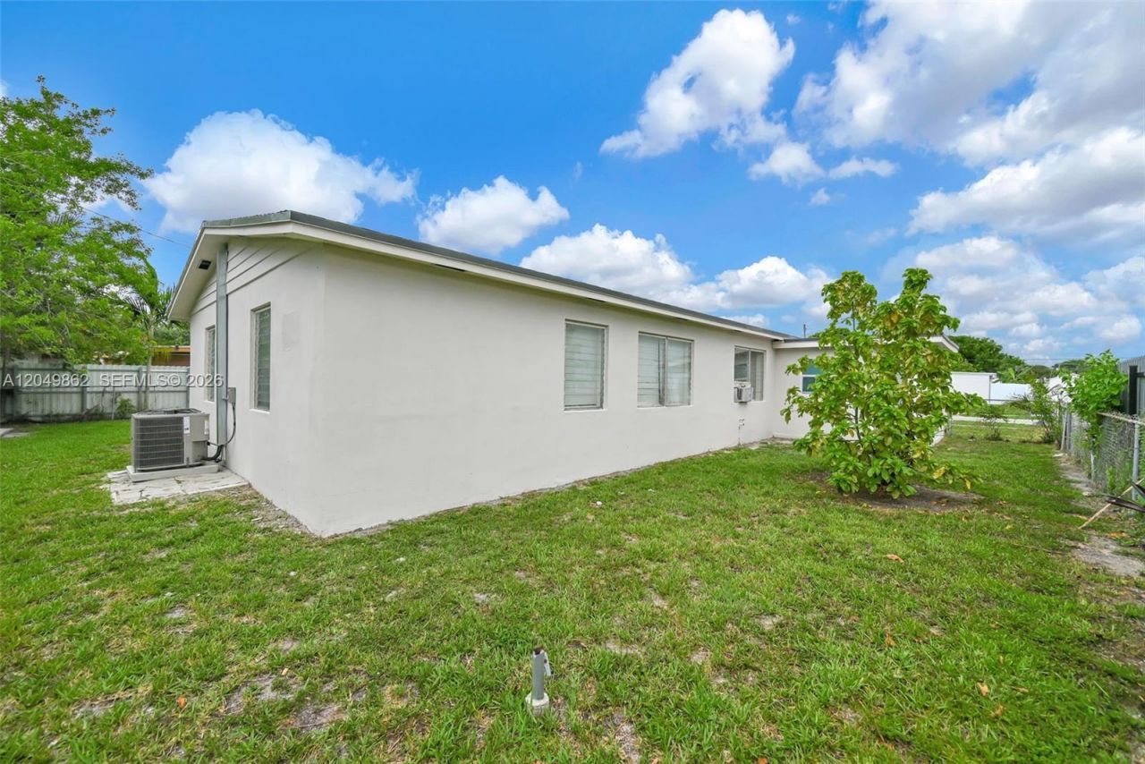 1380 W 60th Ter , Hialeah, FL 33012 Photo
