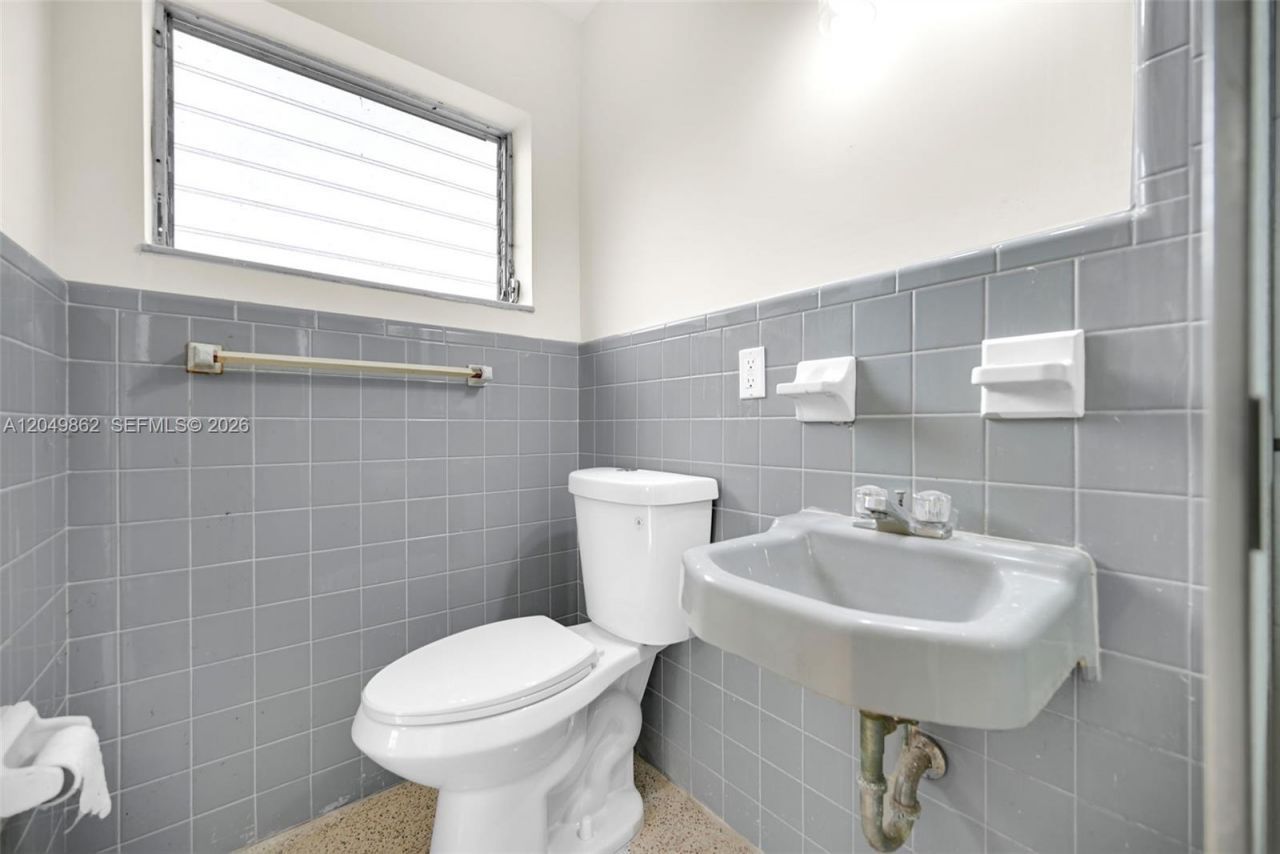 1380 W 60th Ter , Hialeah, FL 33012 Photo