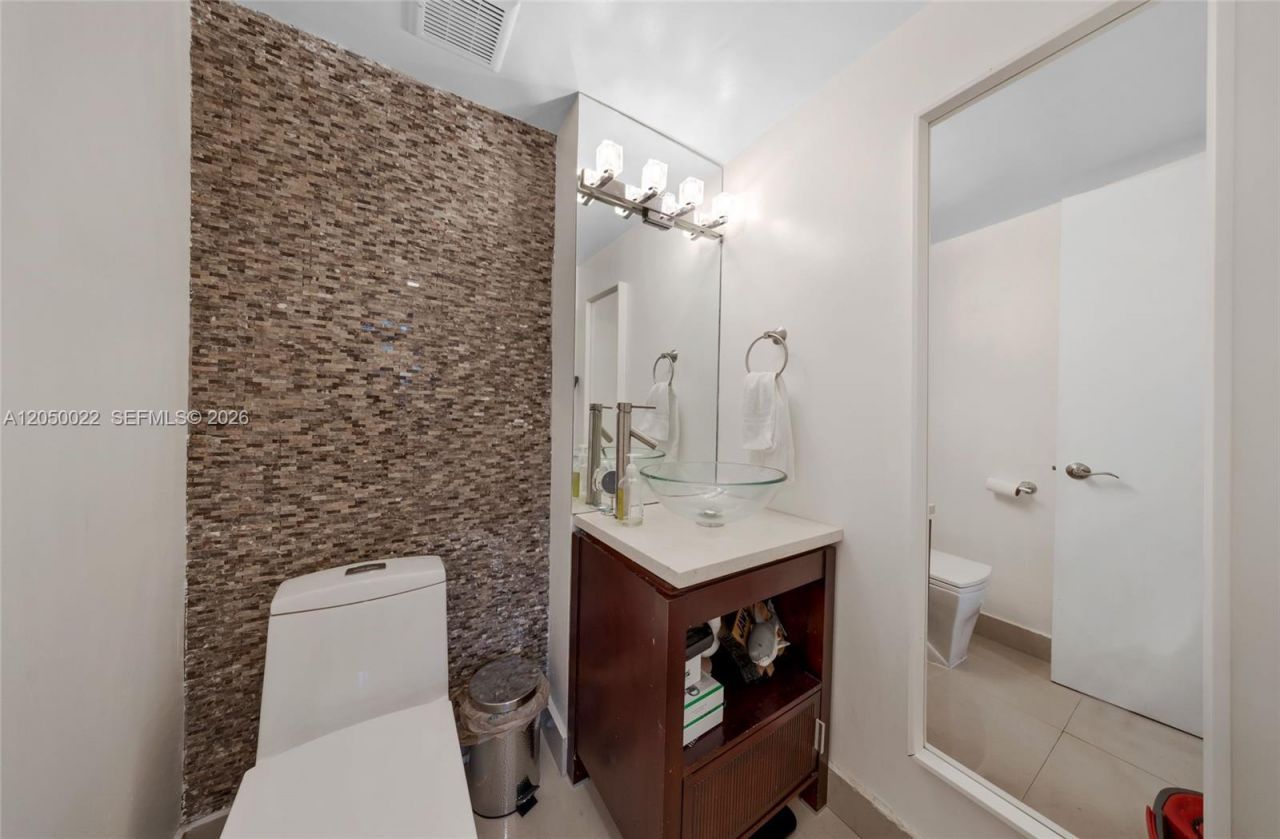 250 180th Dr, Unit 352, Sunny Isles Beach, FL 33160 Photo