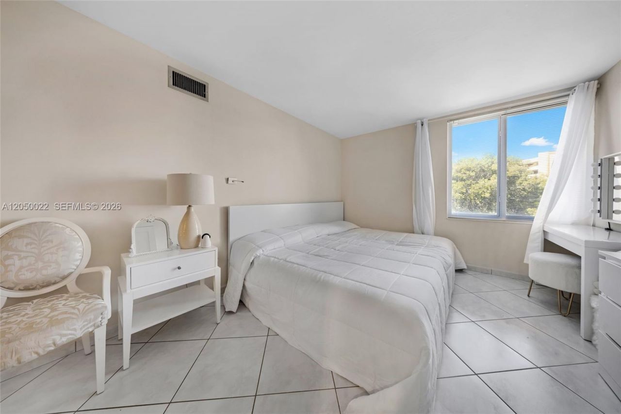 250 180th Dr, Unit 352, Sunny Isles Beach, FL 33160 Photo