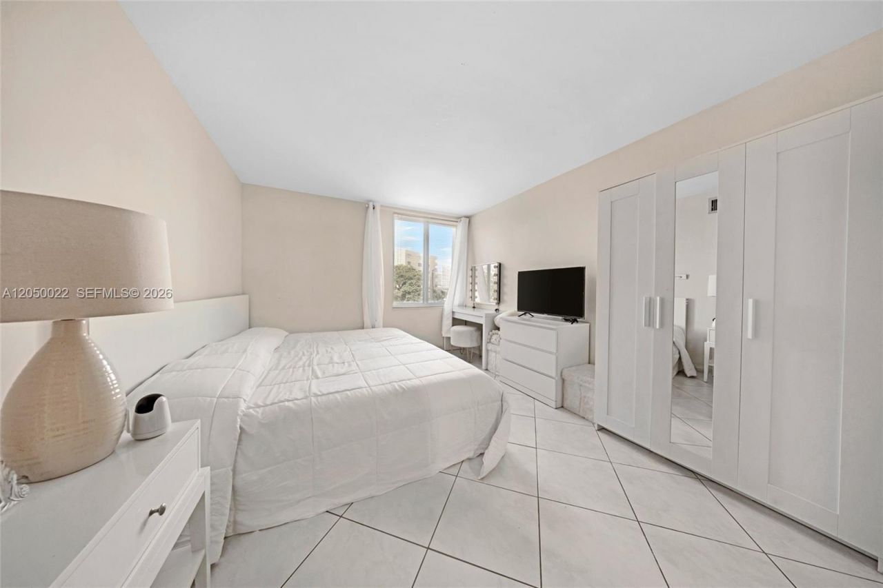 250 180th Dr, Unit 352, Sunny Isles Beach, FL 33160 Photo