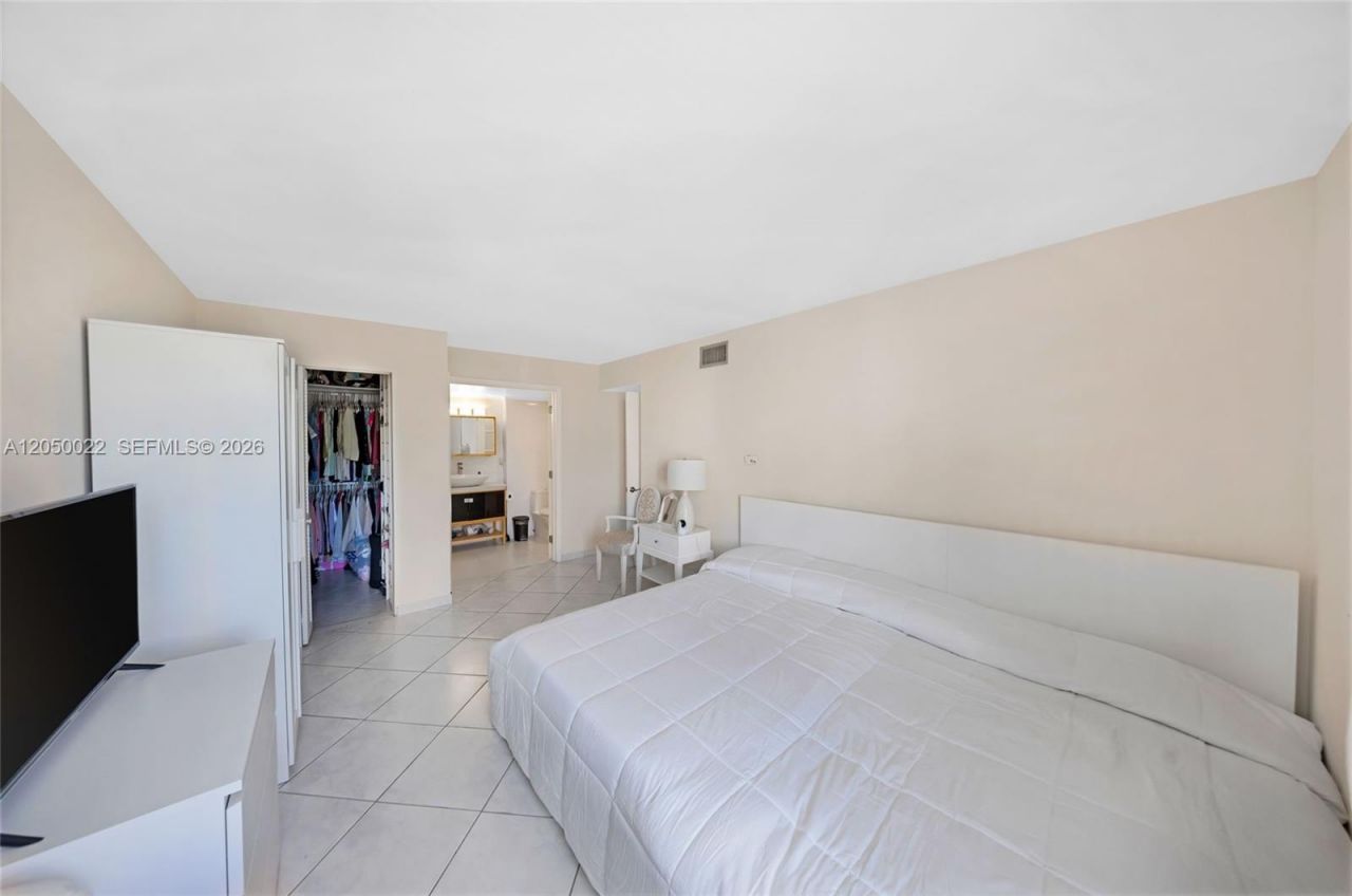 250 180th Dr, Unit 352, Sunny Isles Beach, FL 33160 Photo
