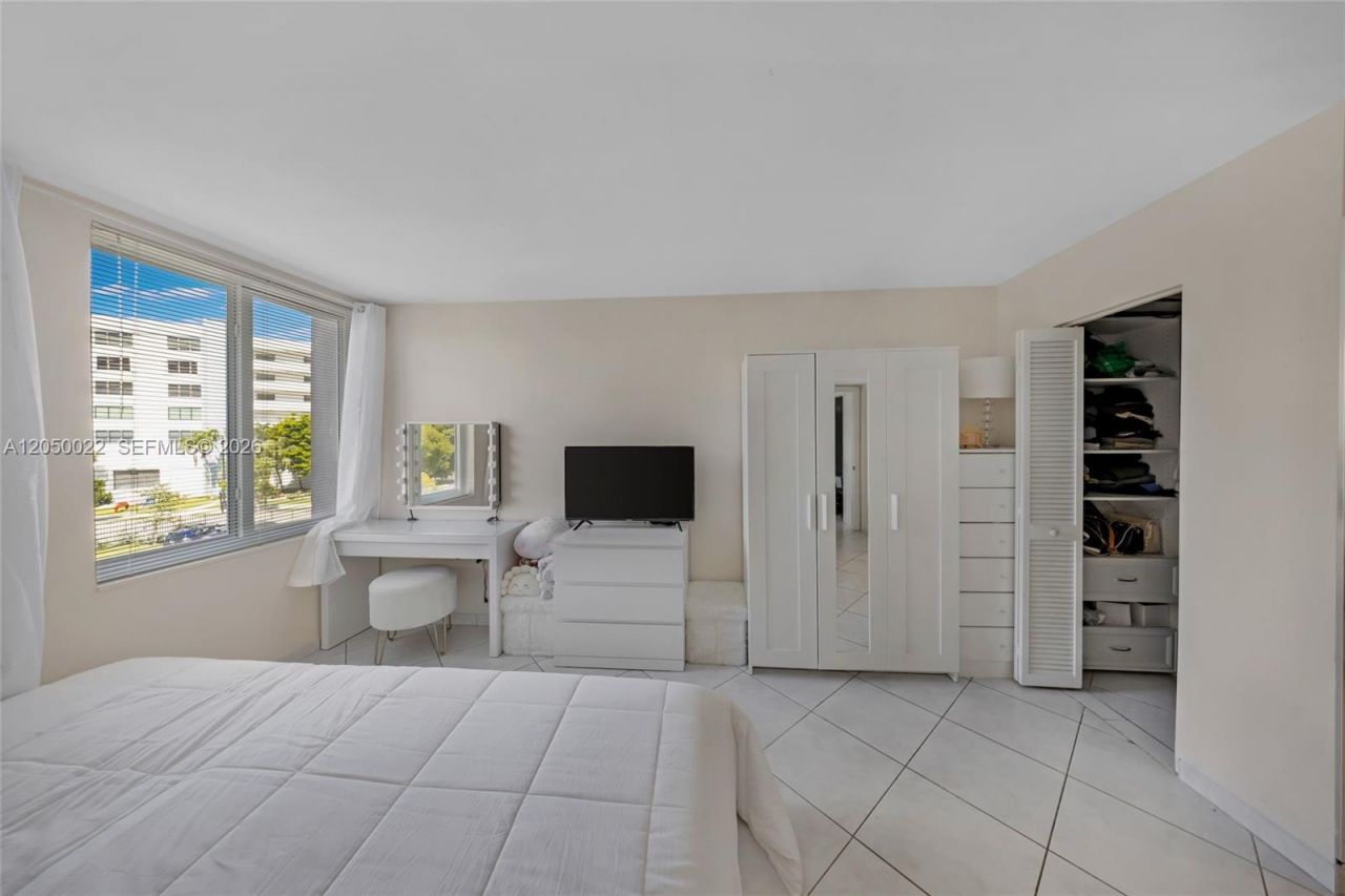250 180th Dr, Unit 352, Sunny Isles Beach, FL 33160 Photo