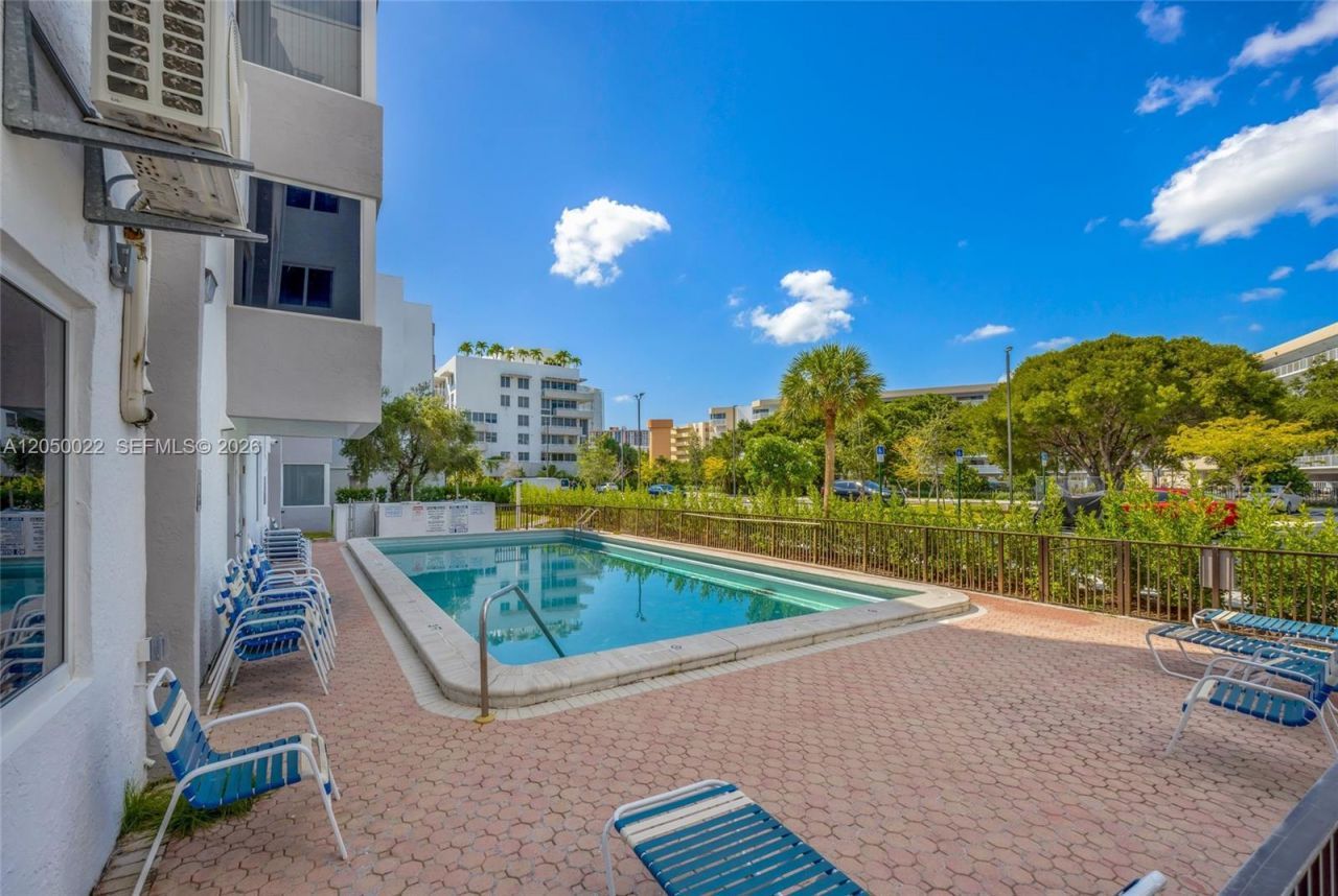 250 180th Dr, Unit 352, Sunny Isles Beach, FL 33160 Photo