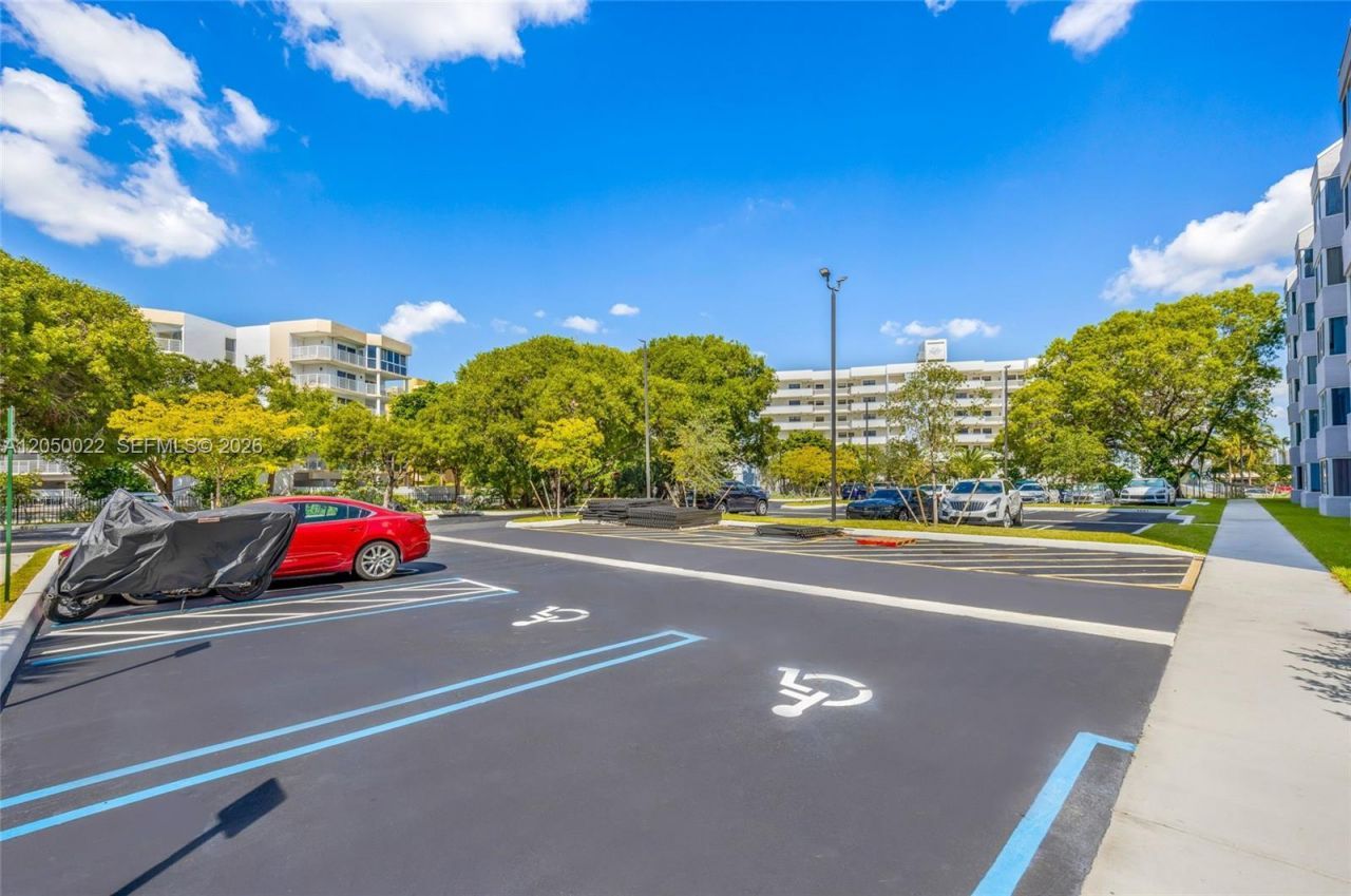 250 180th Dr, Unit 352, Sunny Isles Beach, FL 33160 Photo