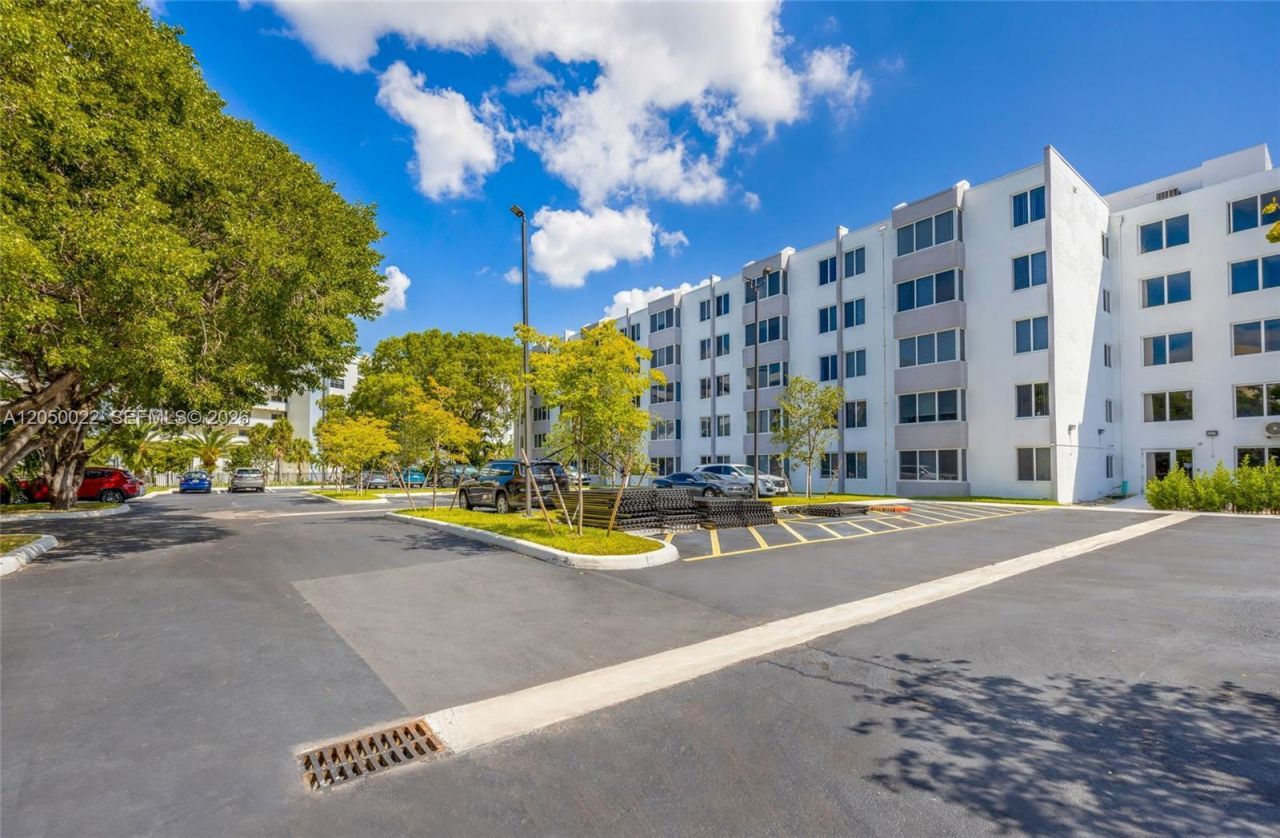 250 180th Dr, Unit 352, Sunny Isles Beach, FL 33160 Photo
