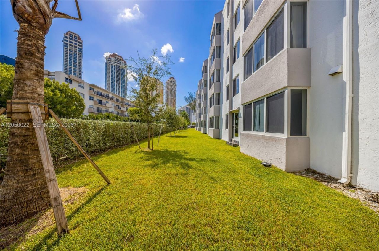 250 180th Dr, Unit 352, Sunny Isles Beach, FL 33160 Photo