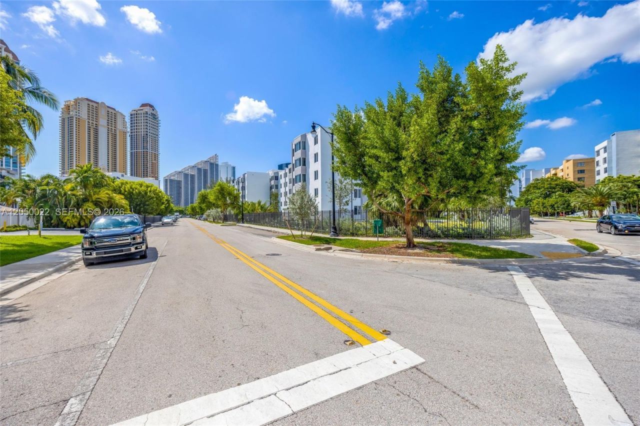 250 180th Dr, Unit 352, Sunny Isles Beach, FL 33160 Photo