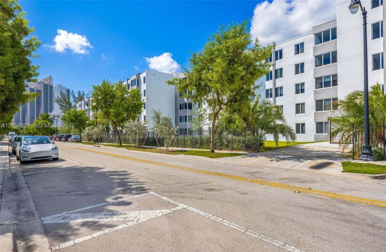 250 180th Dr, Unit 352, Sunny Isles Beach, FL 33160 Photo