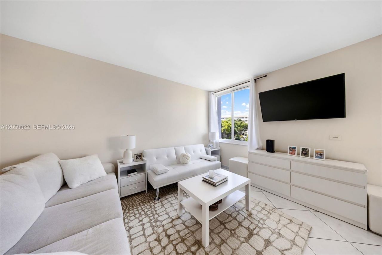 250 180th Dr, Unit 352, Sunny Isles Beach, FL 33160 Photo