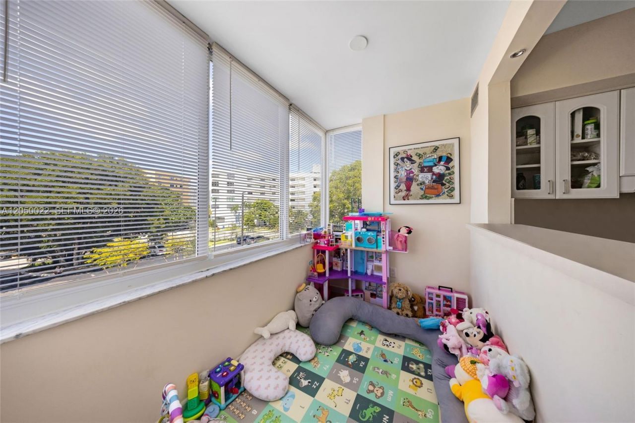 250 180th Dr, Unit 352, Sunny Isles Beach, FL 33160 Photo