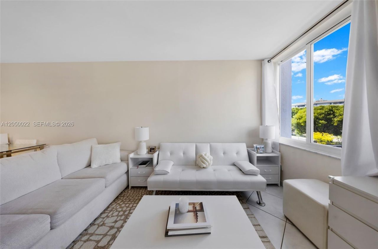 250 180th Dr, Unit 352, Sunny Isles Beach, FL 33160 Photo