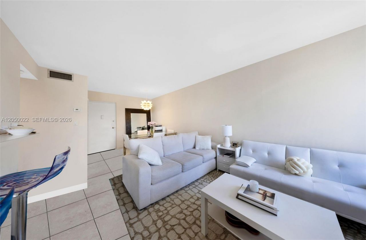 250 180th Dr, Unit 352, Sunny Isles Beach, FL 33160 Photo