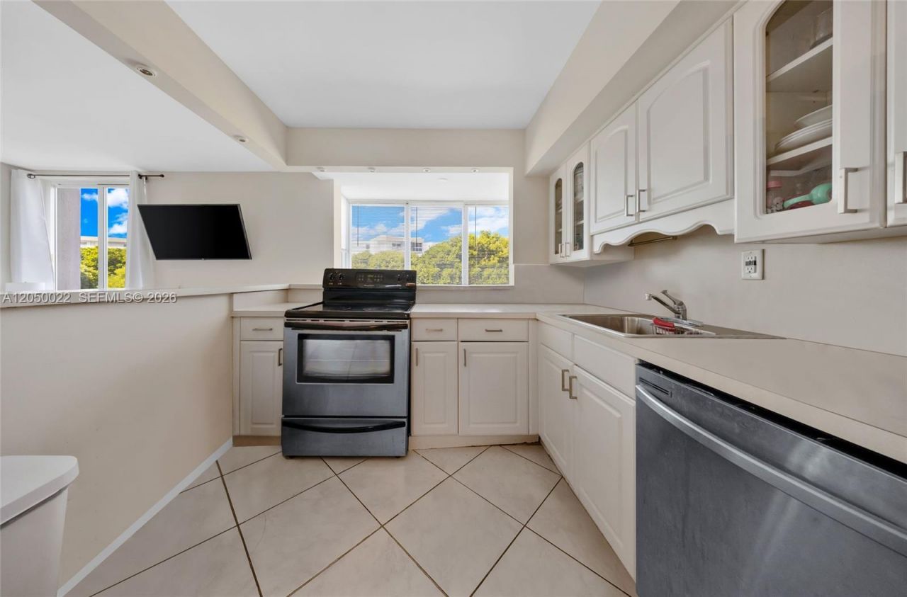 250 180th Dr, Unit 352, Sunny Isles Beach, FL 33160 Photo