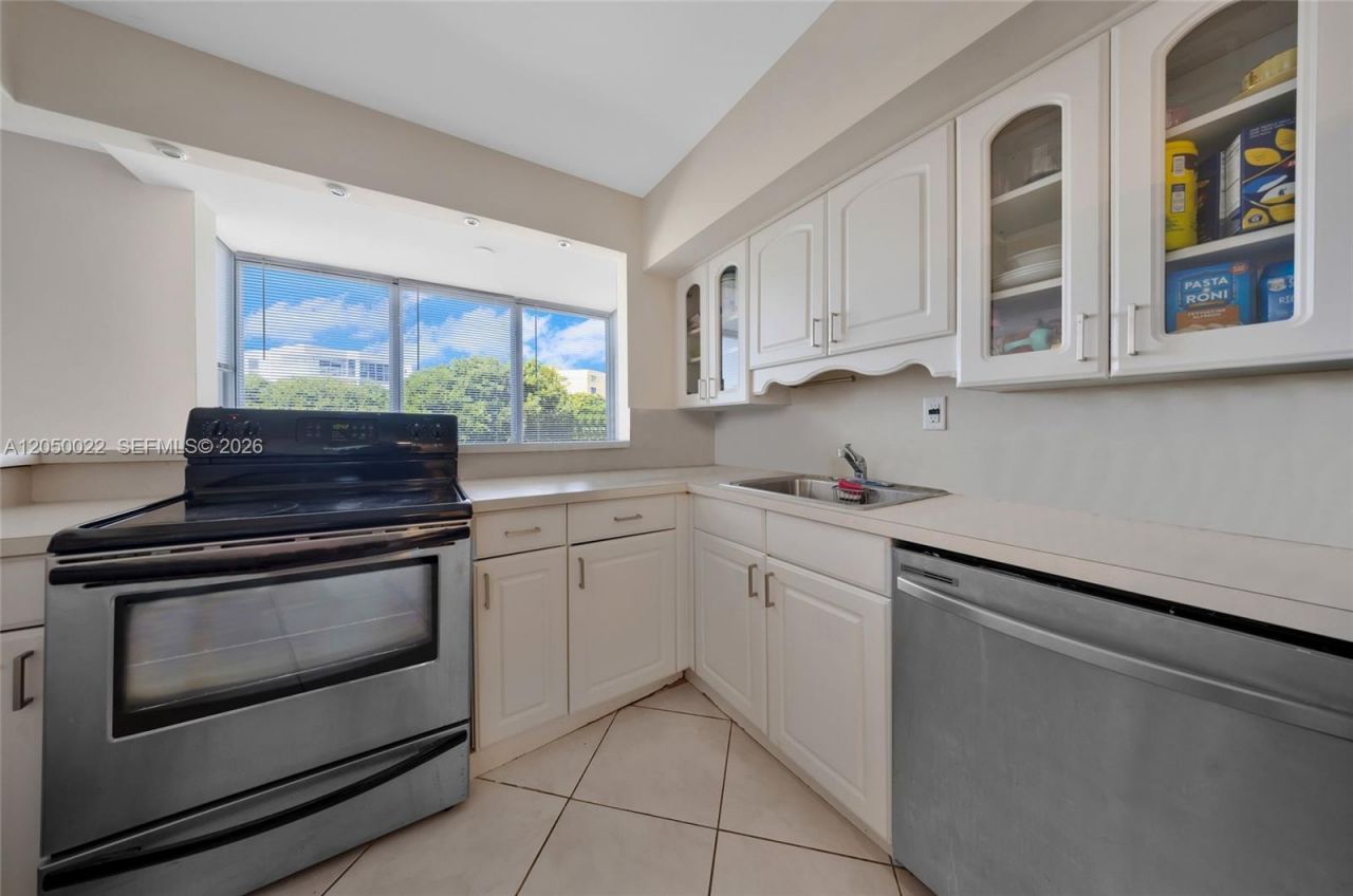 250 180th Dr, Unit 352, Sunny Isles Beach, FL 33160 Photo