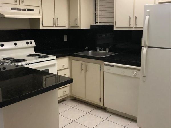 8290 Lake Dr , Unit 349, Doral, FL 33166