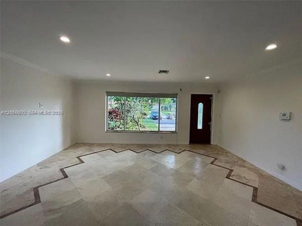 1107 NE 8th St , Hallandale Beach, FL 33009