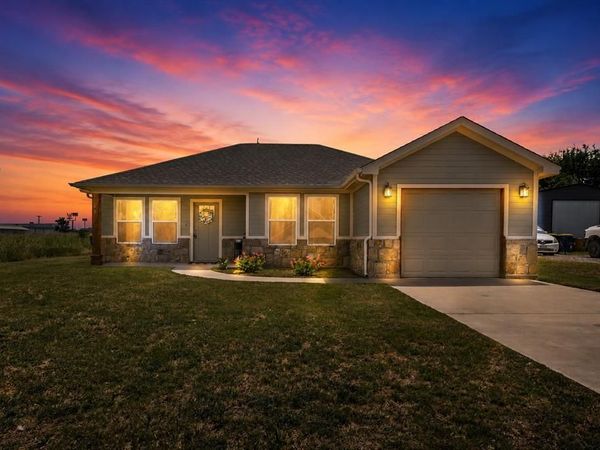 98 S Hickory Street , Venus, TX 76084