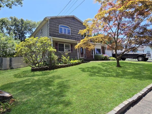 424 Alphabet Street , Holbrook, NY 11741