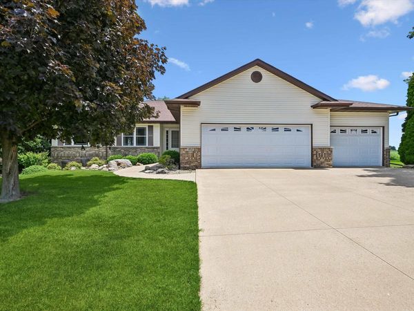 452 Sunset Drive, Fairfax, IA 52228