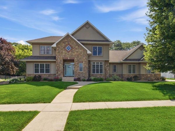 1119 Lakeview Drive, Cedar Falls, IA 50613