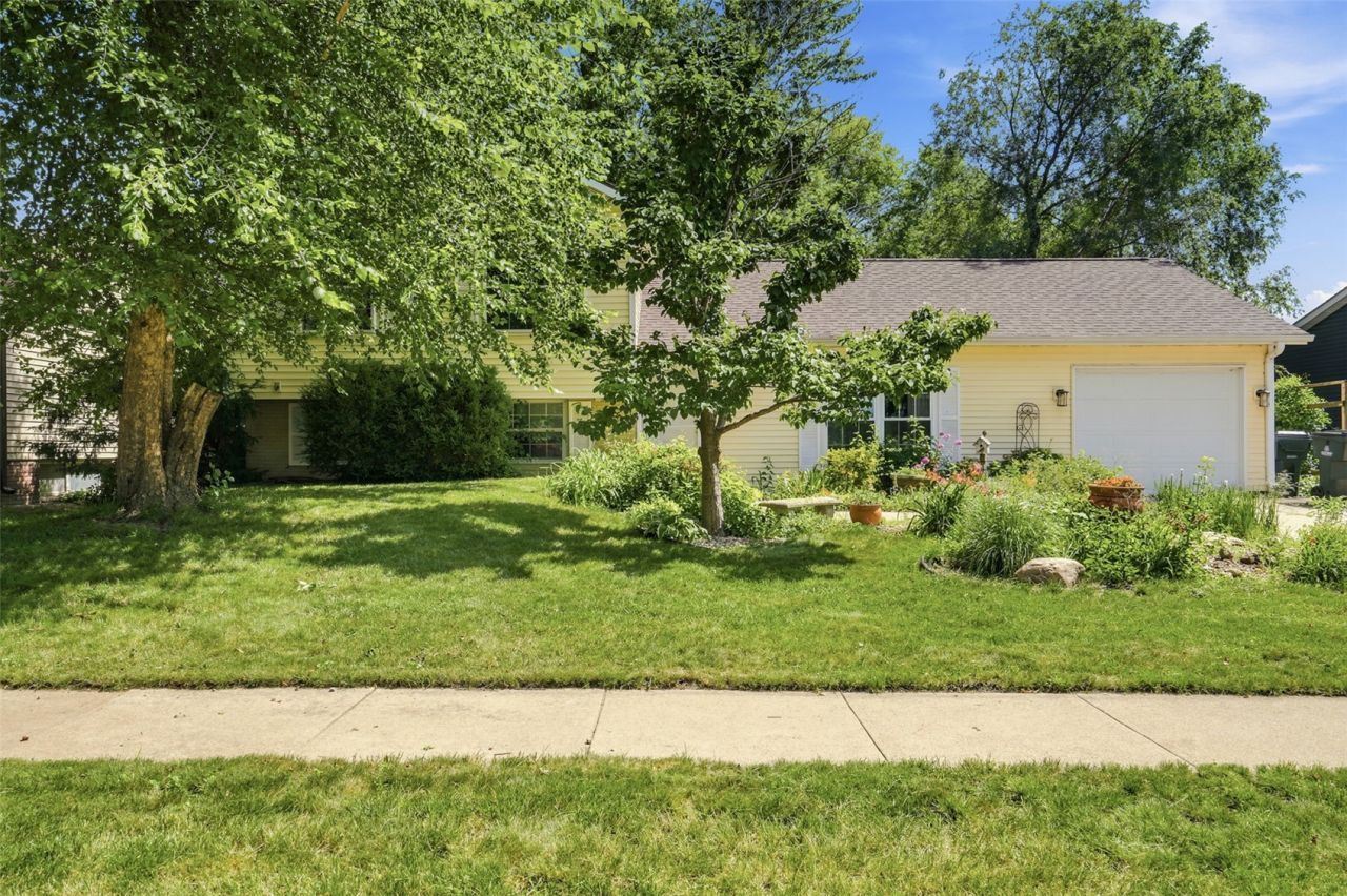 3911 Blue Mound Drive Ne, Cedar Rapids, IA 52402 Main Photo