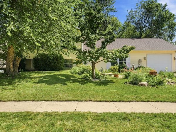 3911 Blue Mound Drive NE, Cedar Rapids, IA 52402