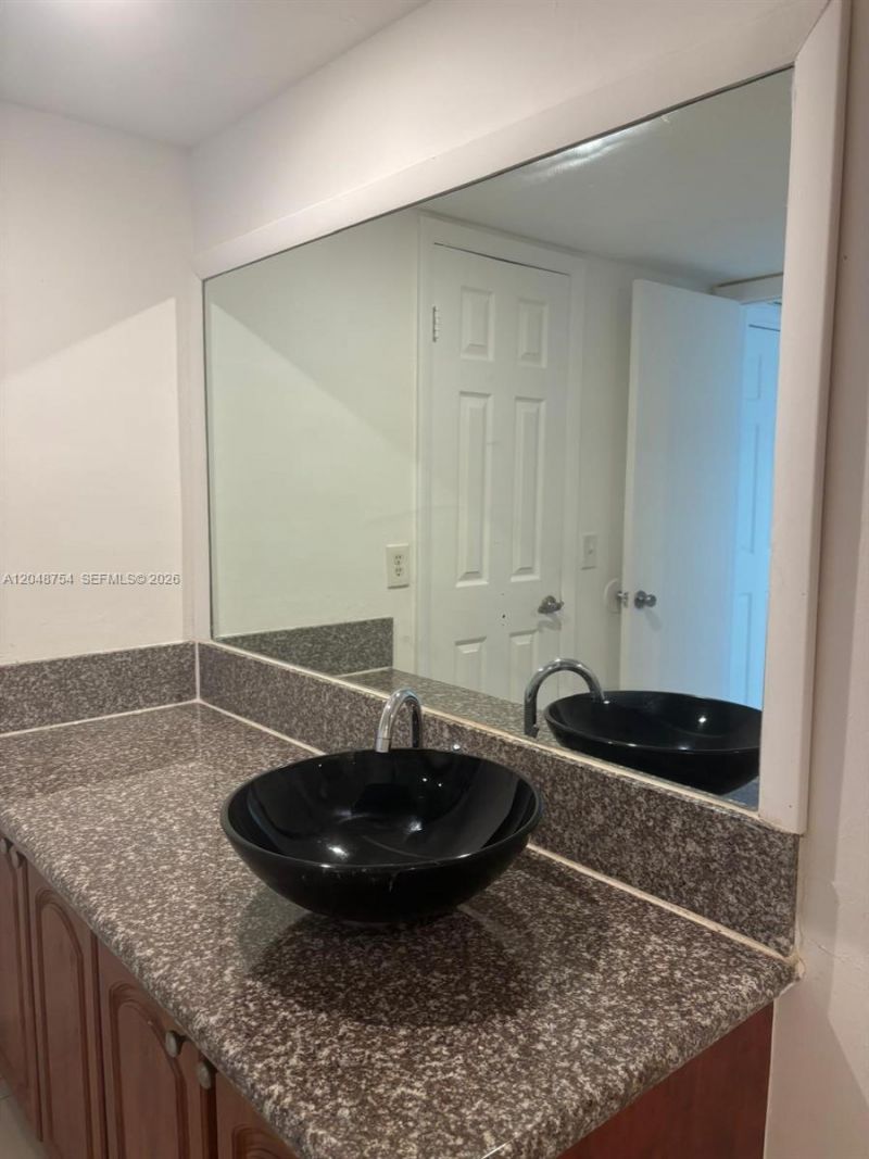 7110 NW 179th St , Unit 211, Hialeah, FL 33015 Photo