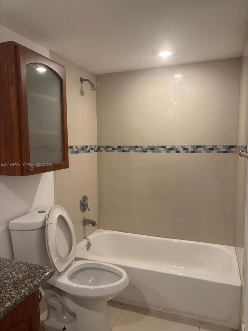 7110 NW 179th St , Unit 211, Hialeah, FL 33015 Photo