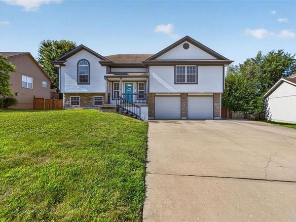 1109 White Oak Court, Raymore, MO 64083