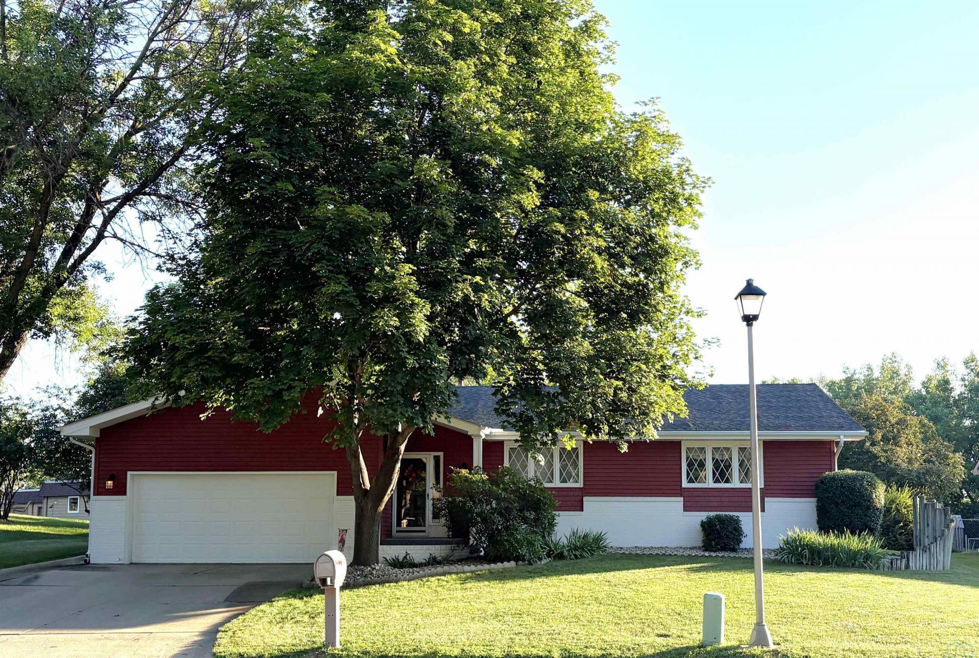 1331 Hiawatha Trl, Sioux City, IA 51104 Main Photo