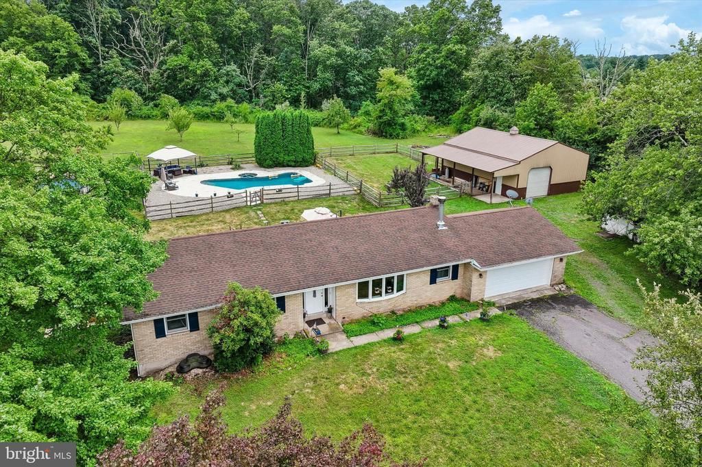 2380 WINDING ROAD , QUAKERTOWN, PA 18951