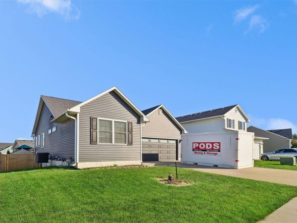 2523 EAGLE PT Court, Des Moines, IA 50320
