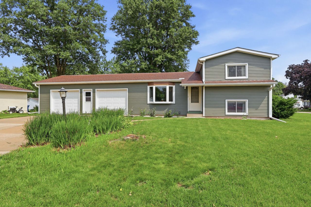 124 Park Avenue S, Eldridge, IA 52748 Main Photo