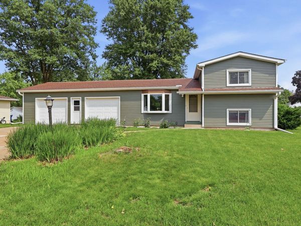 124 Park Avenue S, Eldridge, IA 52748