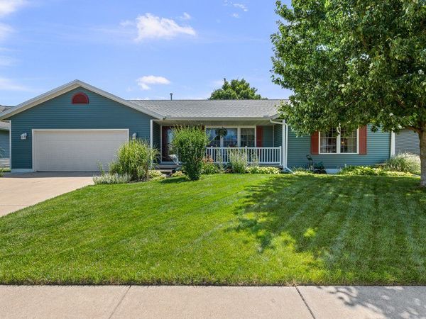 405 Michelle Lane , Walcott, IA 52773