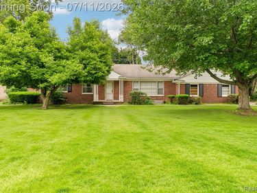 6105 Gilbert Lake Road, Bloomfield Hills, MI 48301
