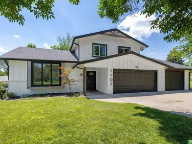 1107 Somerset Drive, Bellevue, NE 68005