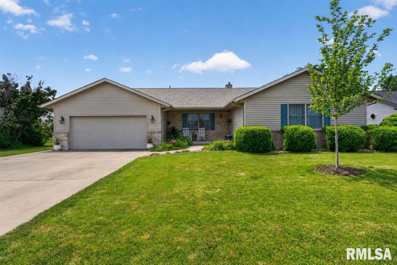 1530 Sequoia Drive, Chatham, IL 62629 Main Photo