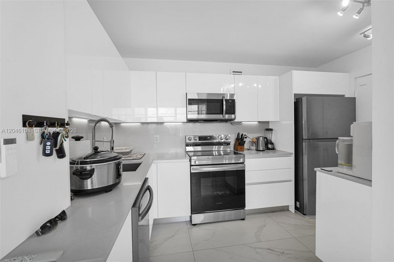 2016 Bay Dr , Unit 808, Miami Beach, FL 33141 Photo