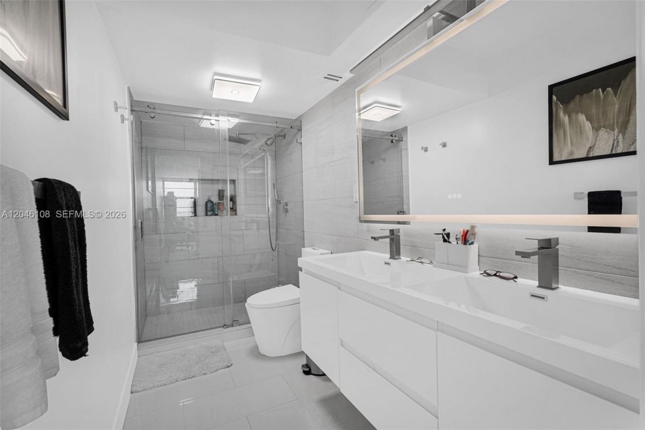 2016 Bay Dr , Unit 808, Miami Beach, FL 33141 Photo