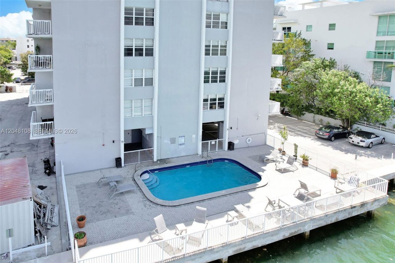 2016 Bay Dr , Unit 808, Miami Beach, FL 33141 Photo