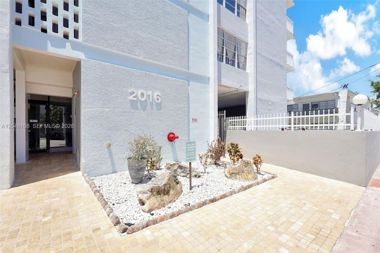 2016 Bay Dr , Unit 808, Miami Beach, FL 33141 Photo