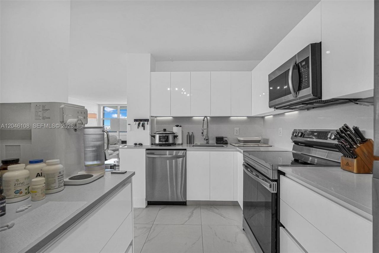 2016 Bay Dr , Unit 808, Miami Beach, FL 33141 Photo