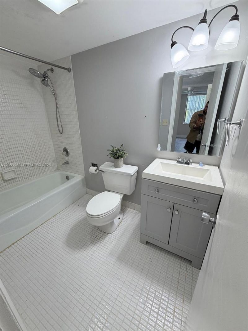 14421 N Kendall Dr , Unit 412M, Miami, FL 33186 Photo