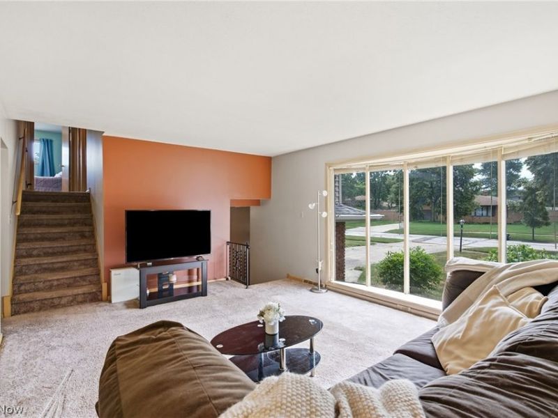 1351 N Circle View Drive, Seven Hills, OH 44131 Photo 3
